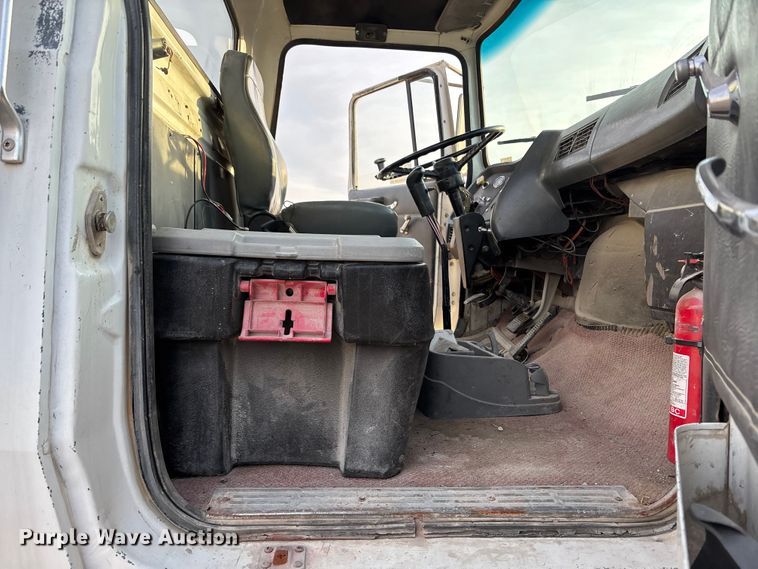 image for item FG1724 1988 Ford LT8000 ready mix truck