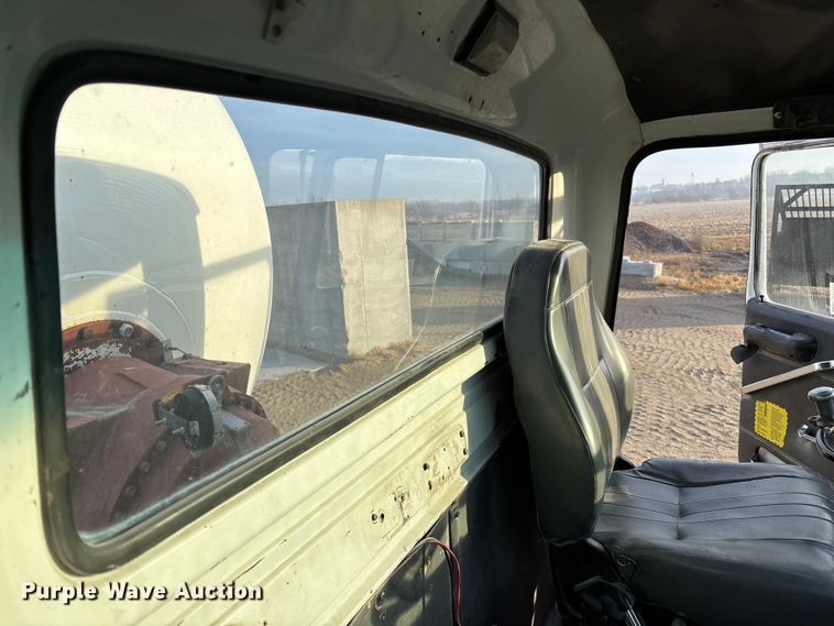 image for item FG1724 1988 Ford LT8000 ready mix truck