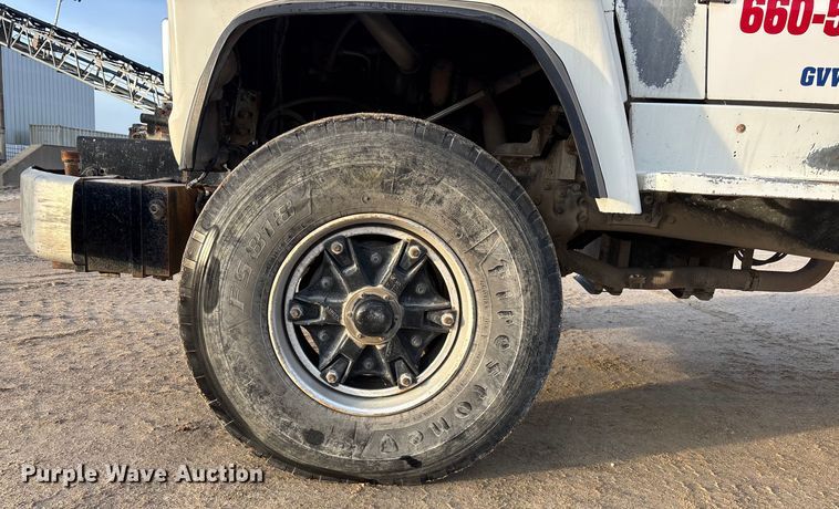 image for item FG1724 1988 Ford LT8000 ready mix truck