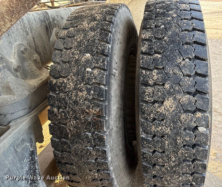 image for item FG1724 1988 Ford LT8000 ready mix truck