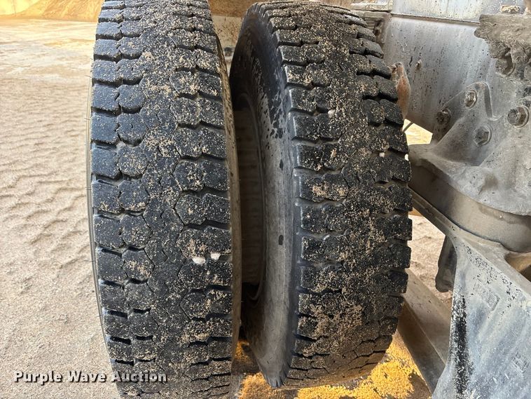 image for item FG1724 1988 Ford LT8000 ready mix truck