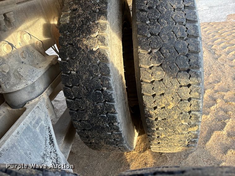 image for item FG1724 1988 Ford LT8000 ready mix truck