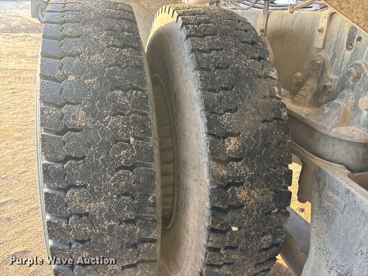 image for item FG1724 1988 Ford LT8000 ready mix truck