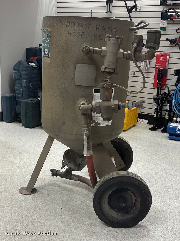 image for item FG1730 2007 Clemco Classic 150 sand blaster pot