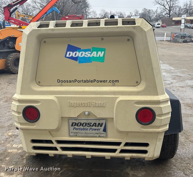 image for item FG1734 2012 Doosan P260 HP 220 air compressor