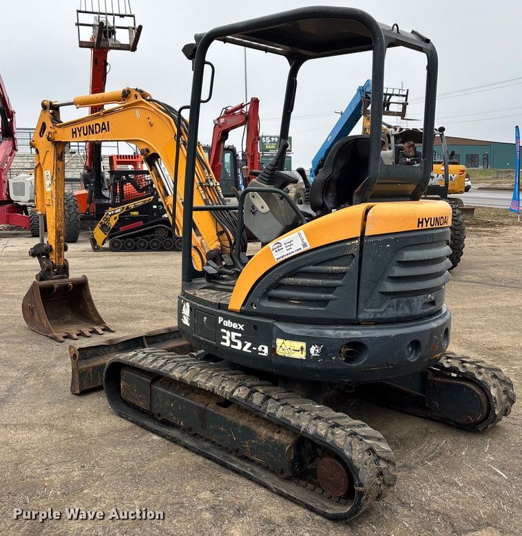 image for item FG1737 Hyundai Robes 35Z-9 mini excavator