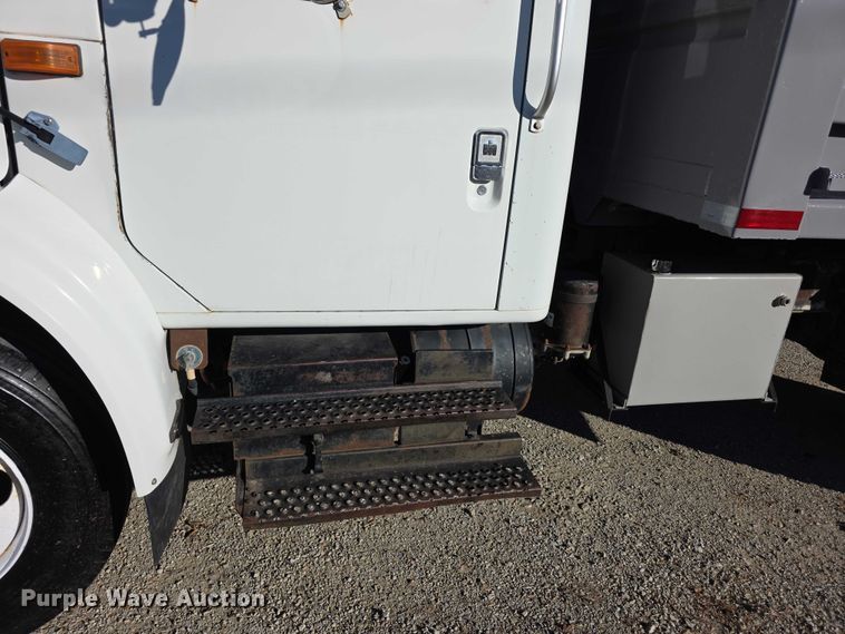 image for item FI0815 1998 International 4700 dump truck