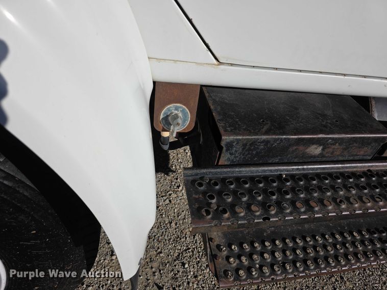 image for item FI0815 1998 International 4700 dump truck