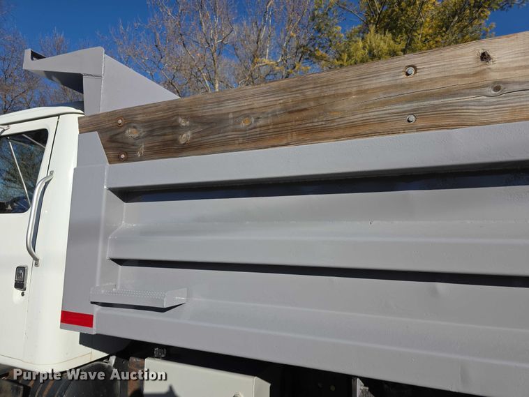 image for item FI0815 1998 International 4700 dump truck