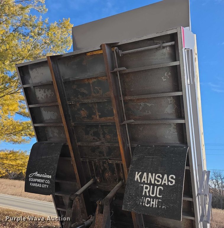 image for item FI0815 1998 International 4700 dump truck