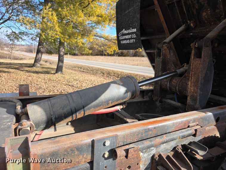 image for item FI0815 1998 International 4700 dump truck