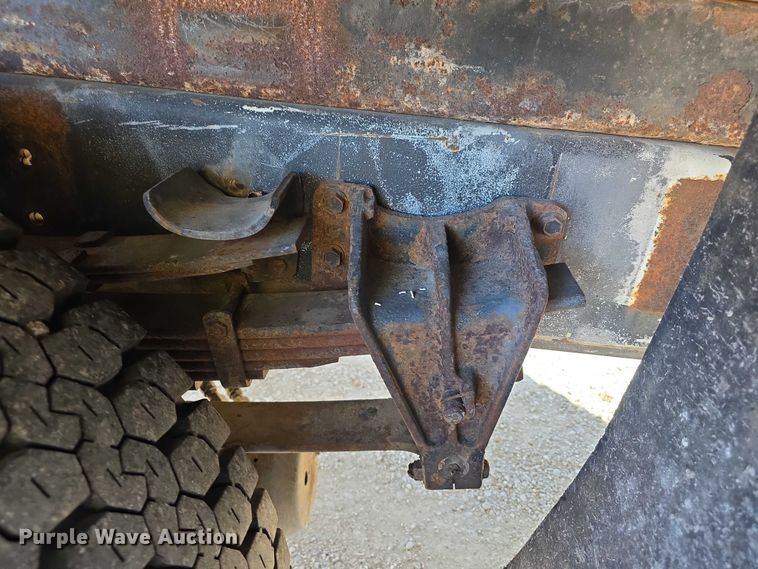 image for item FI0815 1998 International 4700 dump truck