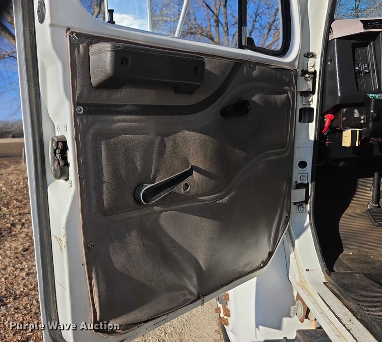 image for item FI0815 1998 International 4700 dump truck