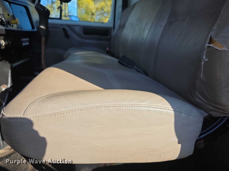 image for item FI0815 1998 International 4700 dump truck