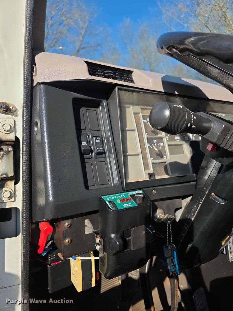 image for item FI0815 1998 International 4700 dump truck