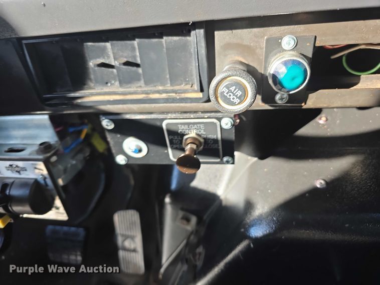 image for item FI0815 1998 International 4700 dump truck