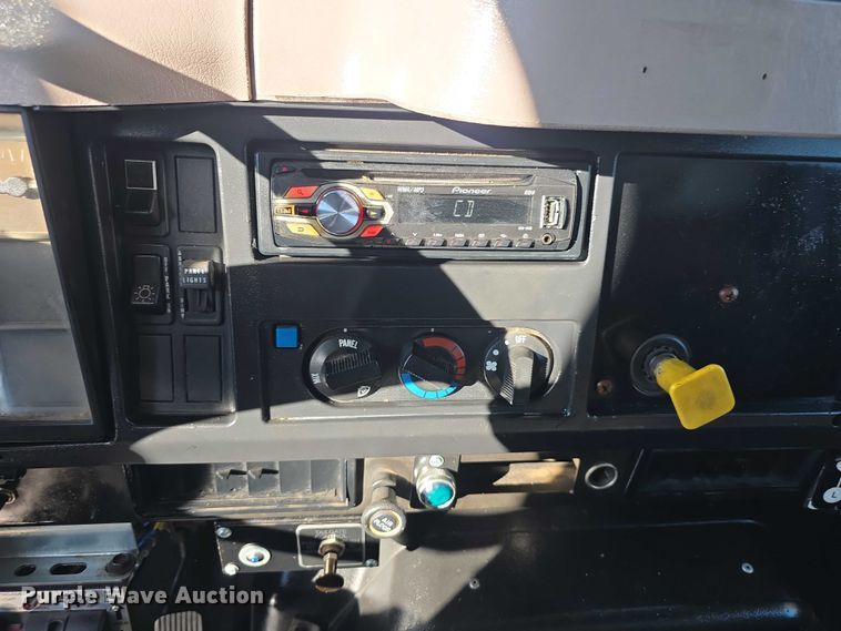 image for item FI0815 1998 International 4700 dump truck