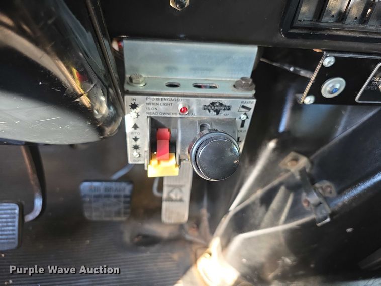 image for item FI0815 1998 International 4700 dump truck