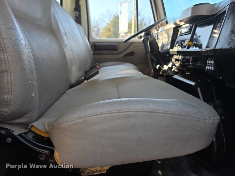 image for item FI0815 1998 International 4700 dump truck