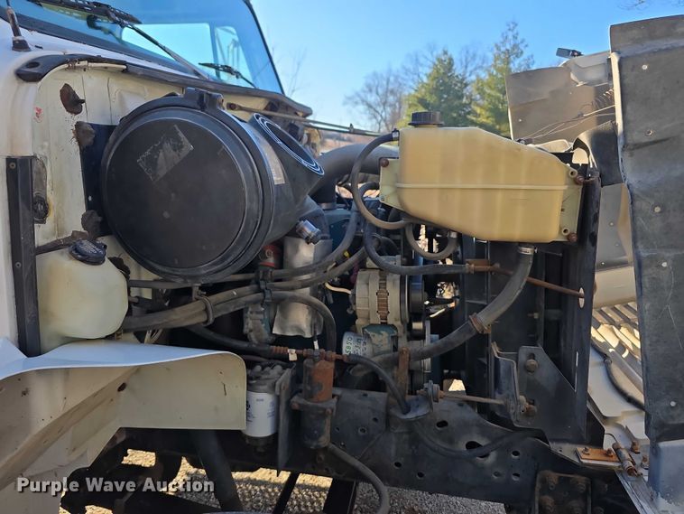 image for item FI0815 1998 International 4700 dump truck