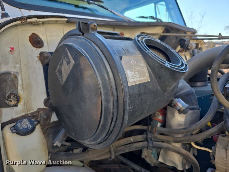 image for item FI0815 1998 International 4700 dump truck