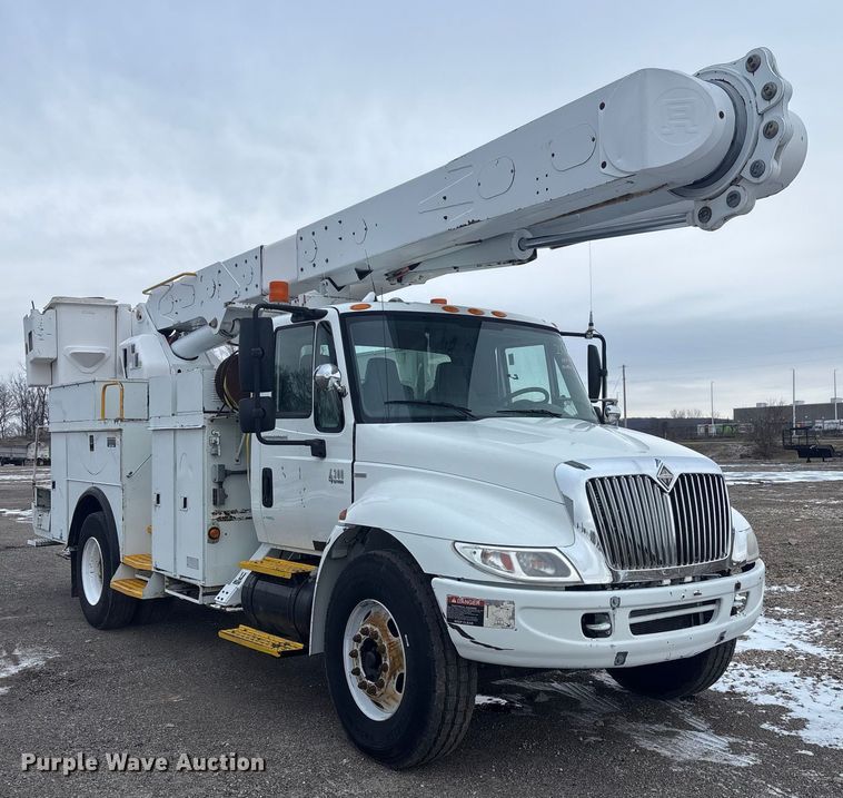 image for item FK1112 2003 International 4300 SBA bucket truck