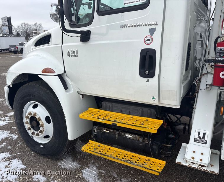 image for item FK1112 2003 International 4300 SBA bucket truck