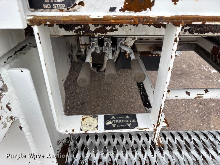 image for item FK1112 2003 International 4300 SBA bucket truck