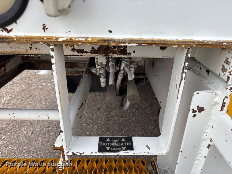 image for item FK1112 2003 International 4300 SBA bucket truck