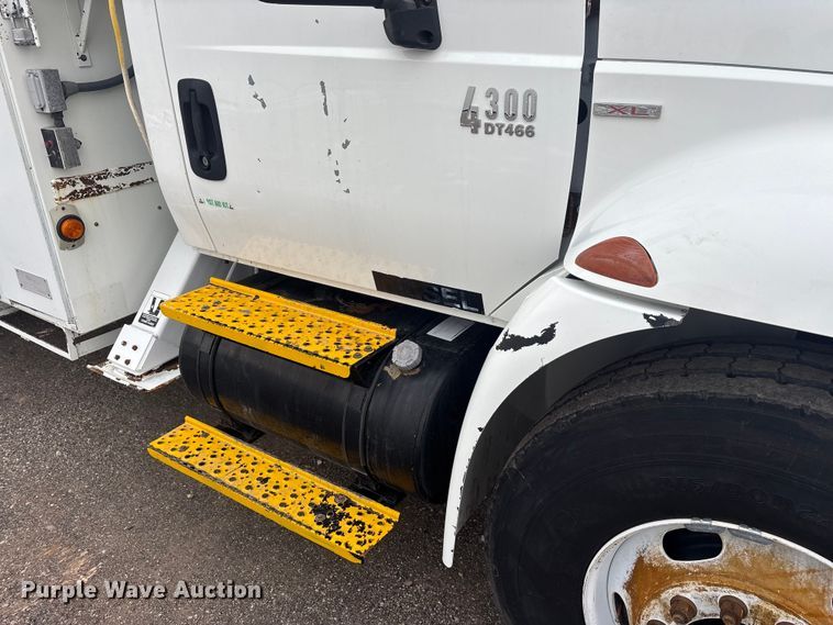 image for item FK1112 2003 International 4300 SBA bucket truck