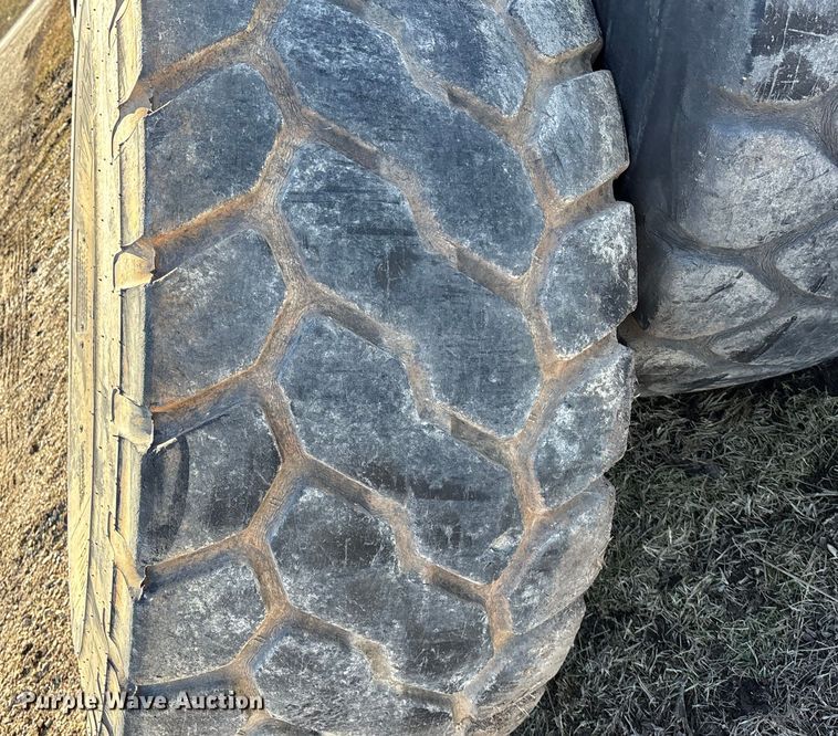 image for item OE9290 (10) 26.5R25 tires