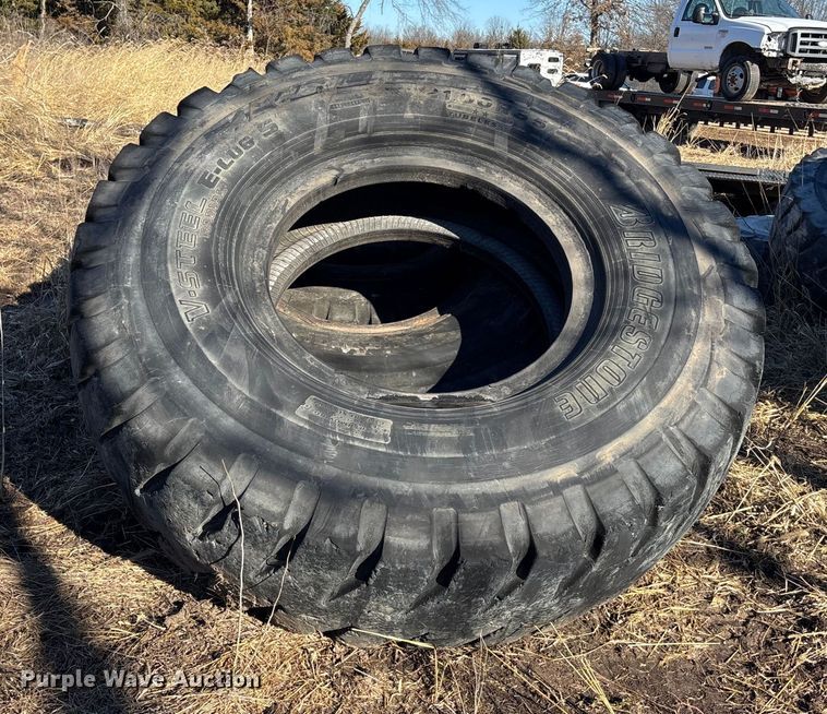 image for item OE9291 (7) 21.00-35 tires