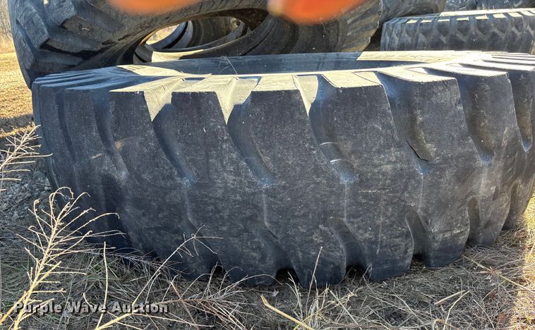 image for item OE9291 (7) 21.00-35 tires