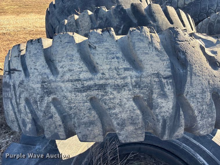 image for item OE9291 (7) 21.00-35 tires