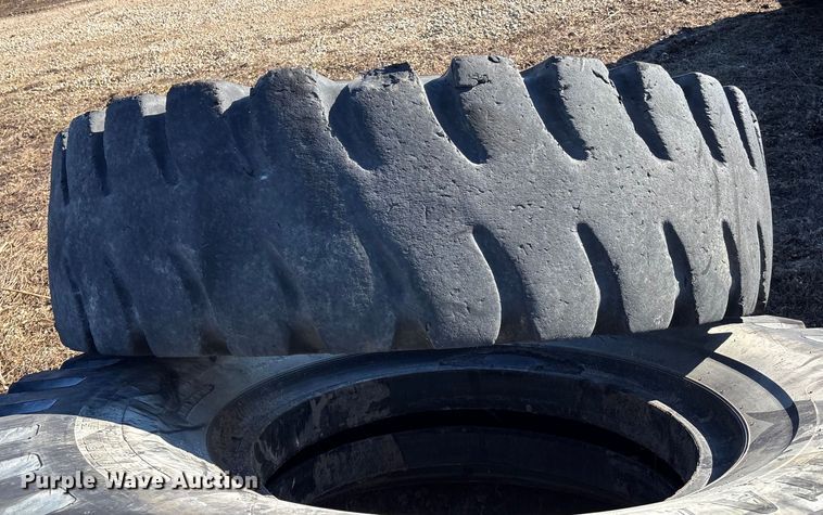 image for item OE9291 (7) 21.00-35 tires