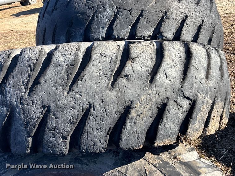 image for item OE9291 (7) 21.00-35 tires
