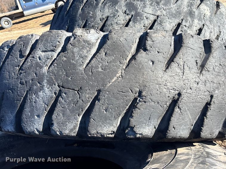 image for item OE9291 (7) 21.00-35 tires