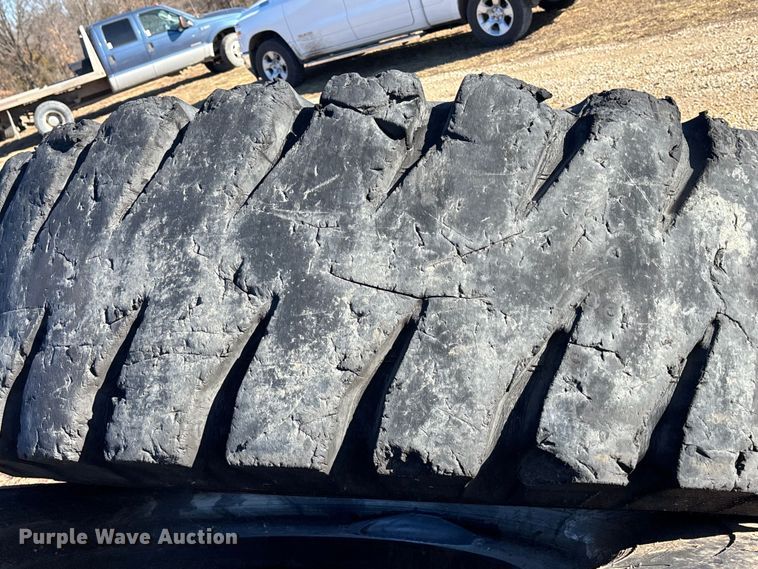 image for item OE9291 (7) 21.00-35 tires