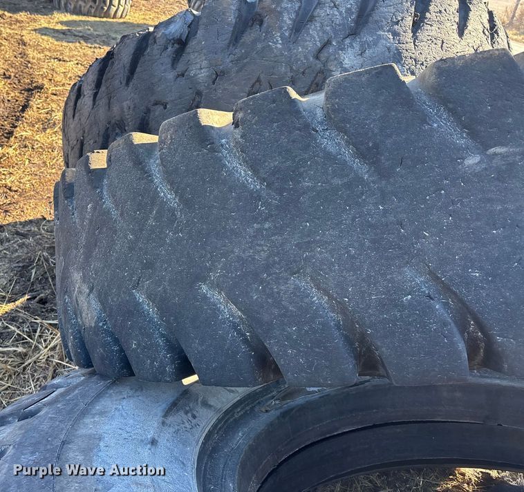 image for item OE9294 (4) 21.00R35 tires