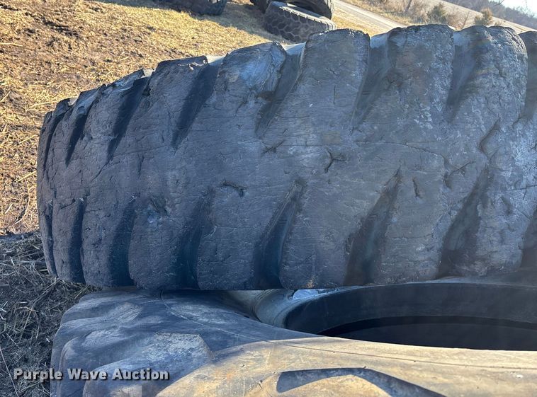 image for item OE9294 (4) 21.00R35 tires