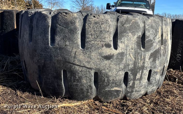 image for item OE9295 (7) wheel loader tires
