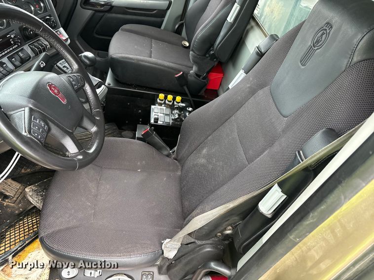 image for item YA1714 2022 Kenworth T880 dump truck