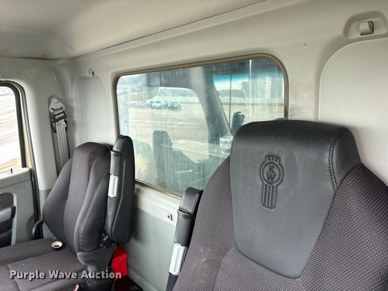 image for item YA1714 2022 Kenworth T880 dump truck