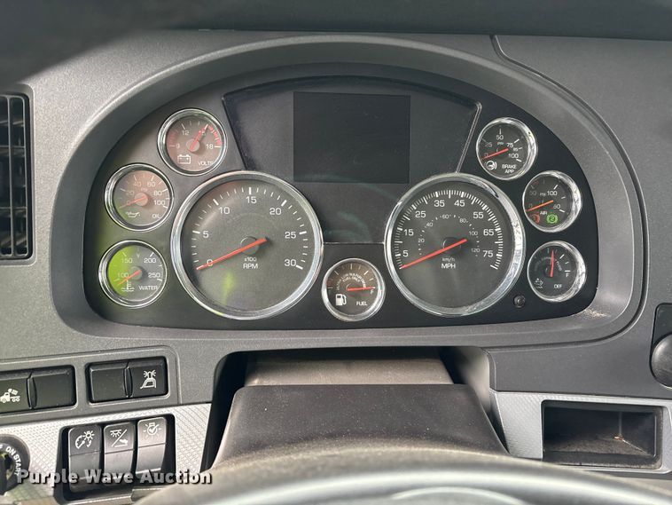 image for item YA1714 2022 Kenworth T880 dump truck