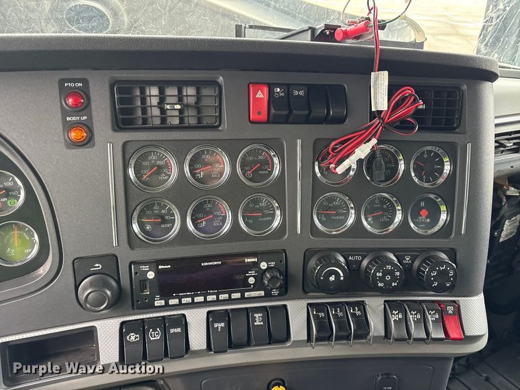 image for item YA1714 2022 Kenworth T880 dump truck