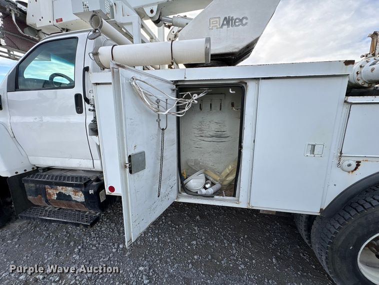 image for item YA1967 2007 Chevrolet C7500 cable placer bucket truck