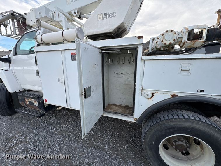 image for item YA1967 2007 Chevrolet C7500 cable placer bucket truck