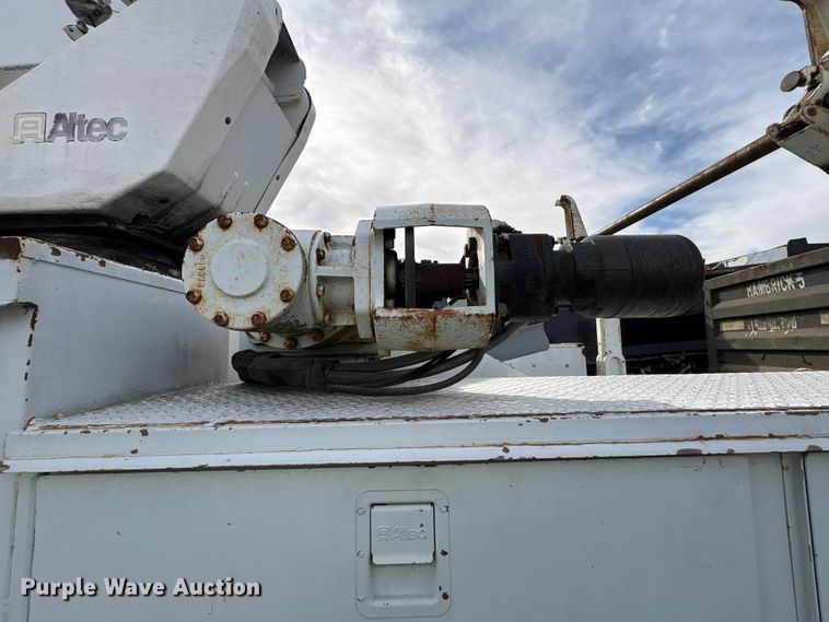 image for item YA1967 2007 Chevrolet C7500 cable placer bucket truck