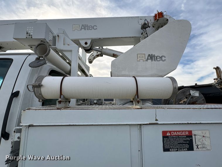 image for item YA1967 2007 Chevrolet C7500 cable placer bucket truck