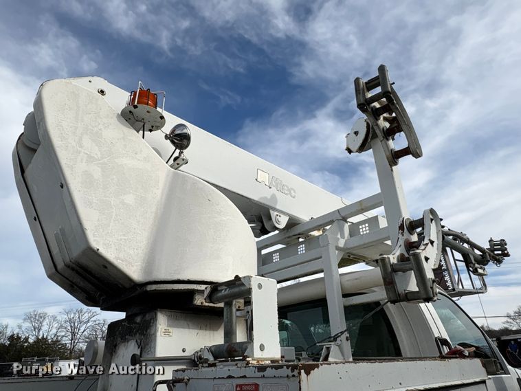 image for item YA1967 2007 Chevrolet C7500 cable placer bucket truck